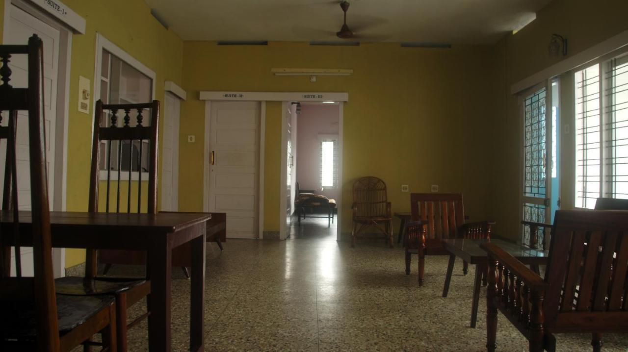 Bed And Bath For 1-8 People Hotel Thiruvananthapuram Buitenkant foto
