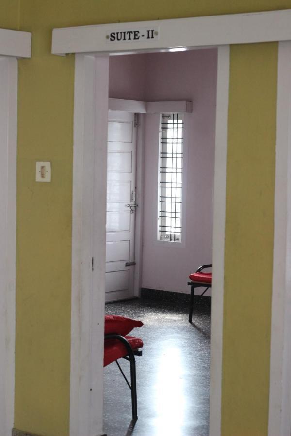 Bed And Bath For 1-8 People Hotel Thiruvananthapuram Buitenkant foto