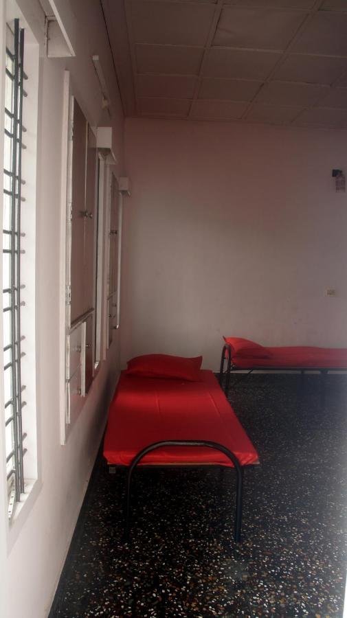 Bed And Bath For 1-8 People Hotel Thiruvananthapuram Buitenkant foto