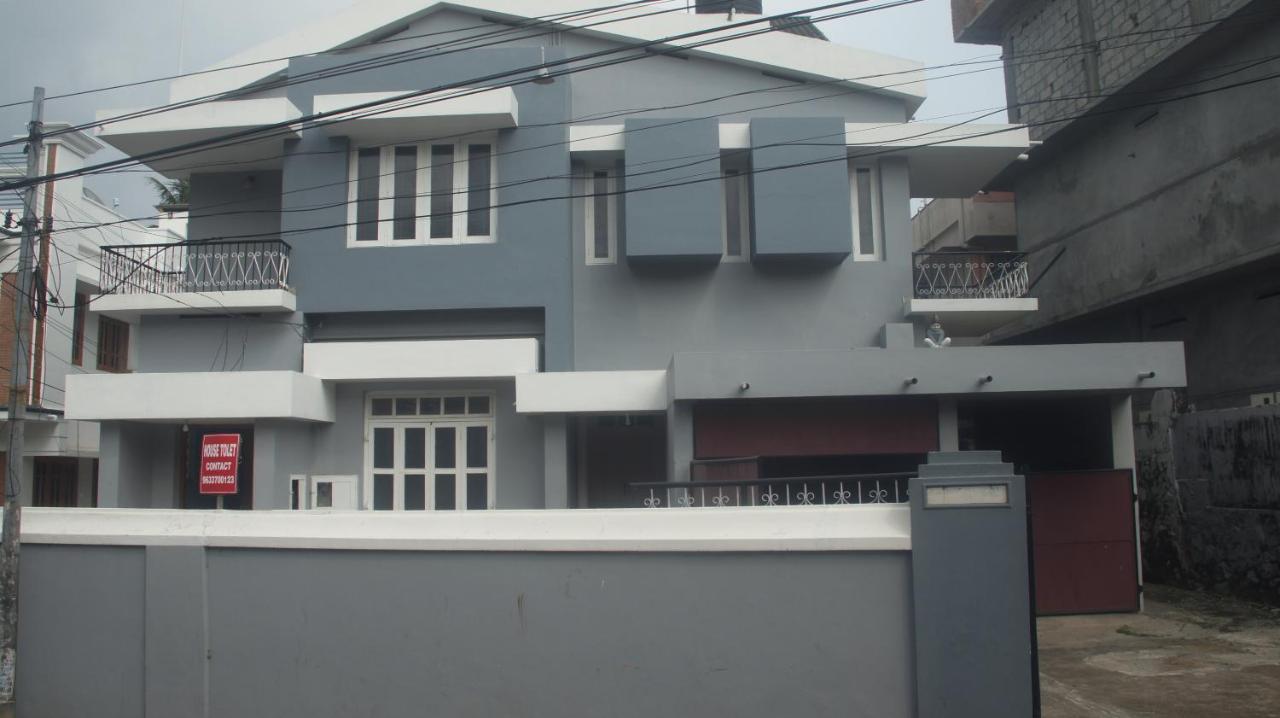 Bed And Bath For 1-8 People Hotel Thiruvananthapuram Buitenkant foto