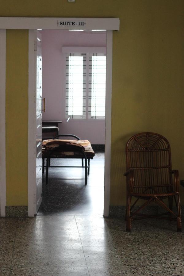 Bed And Bath For 1-8 People Hotel Thiruvananthapuram Buitenkant foto