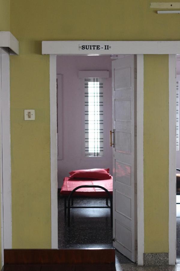 Bed And Bath For 1-8 People Hotel Thiruvananthapuram Buitenkant foto
