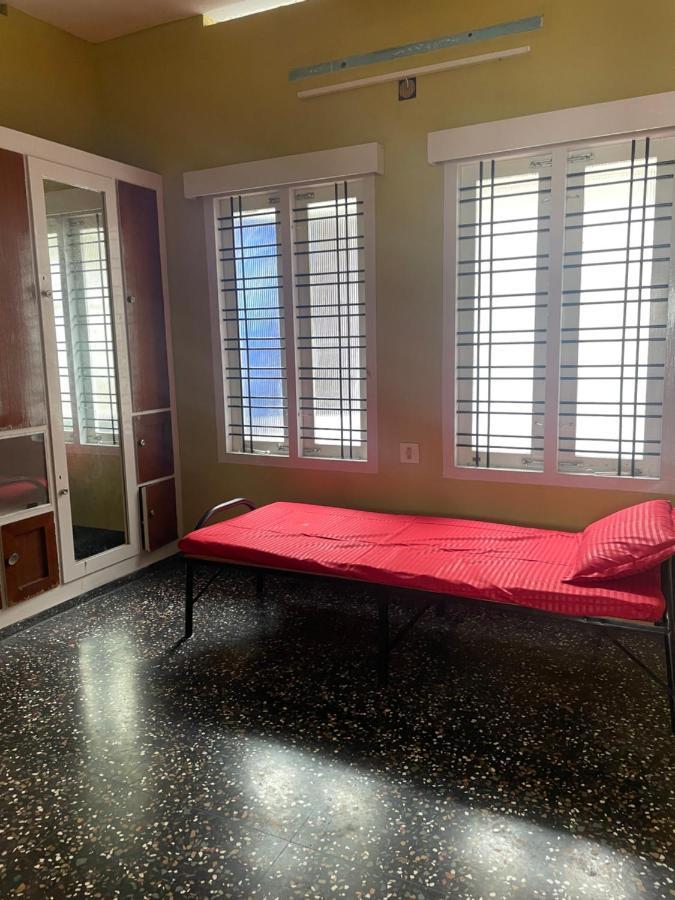 Bed And Bath For 1-8 People Hotel Thiruvananthapuram Buitenkant foto