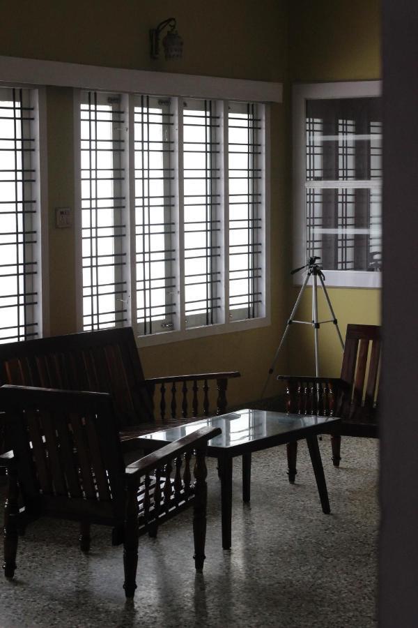 Bed And Bath For 1-8 People Hotel Thiruvananthapuram Buitenkant foto