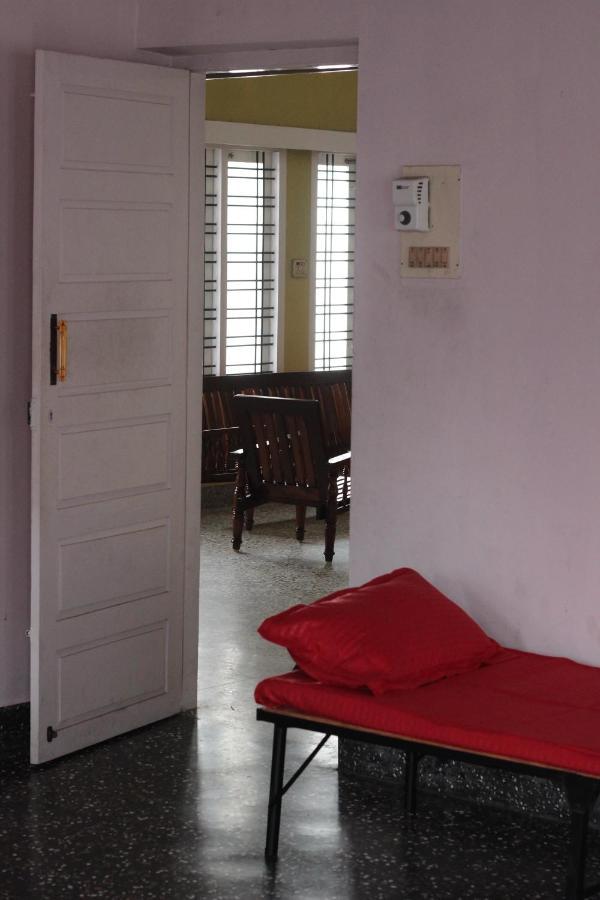 Bed And Bath For 1-8 People Hotel Thiruvananthapuram Buitenkant foto