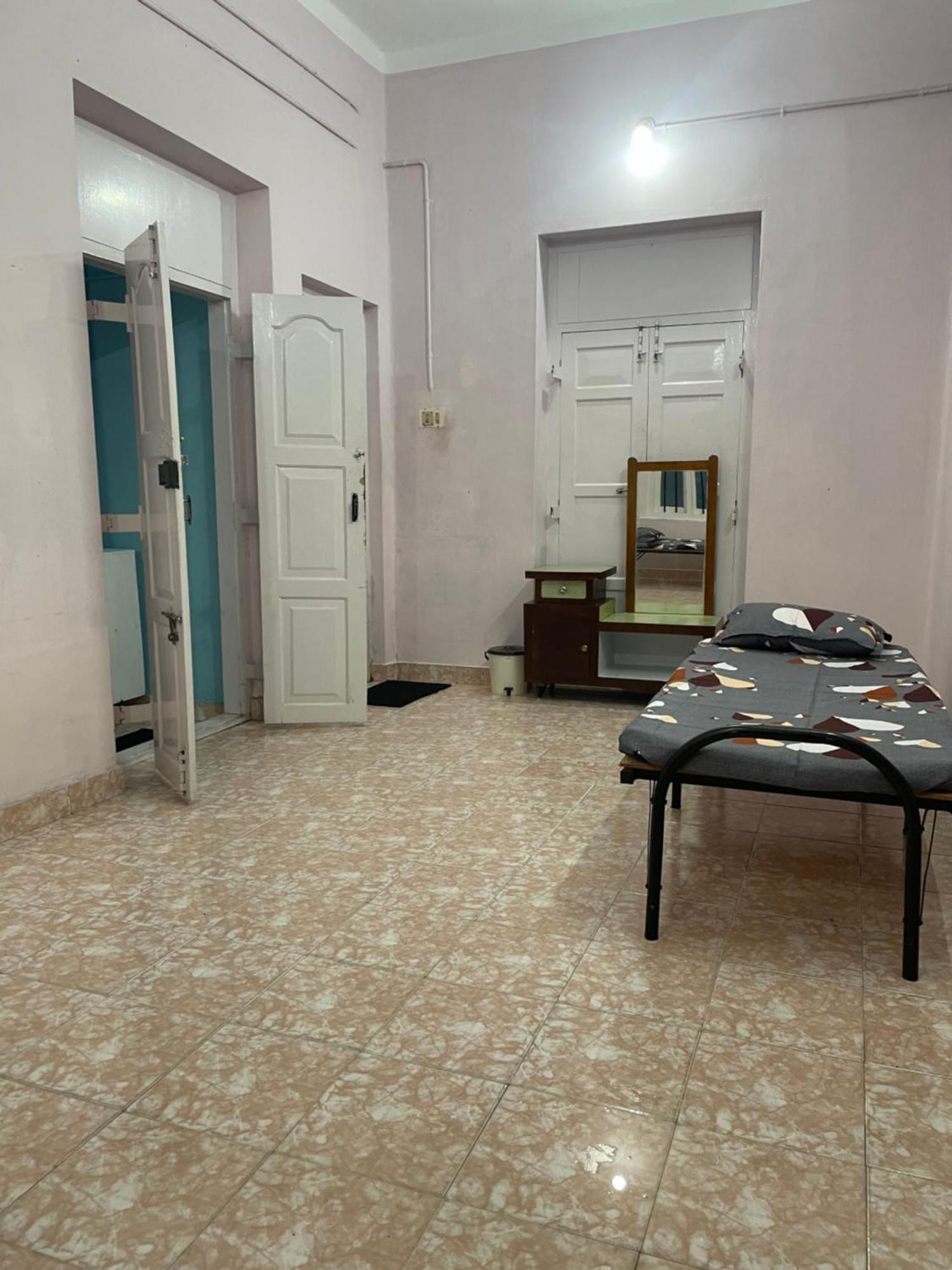 Bed And Bath For 1-8 People Hotel Thiruvananthapuram Buitenkant foto